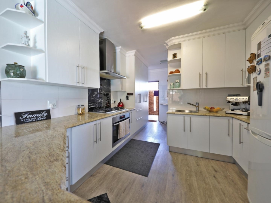 4 Bedroom Property for Sale in Plattekloof Western Cape